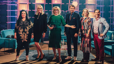 Elämäni Biisi vieraat ja juontaja seisovat lavasteessa. Kuvassa ovat Kaija Koo, Miitta Sorvali, Katja Ståhl, Martti Suosalo, Sanna Stellan ja Andre Chaker.