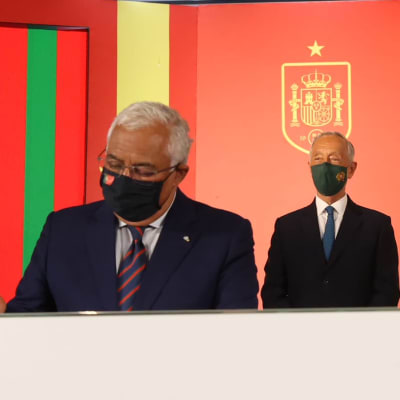 Portugals president Marcelo Rebelo och Spaniens kung Felipe VI skriver under papper.