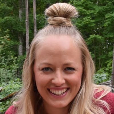 Porträtt av Elin Skagersten-Ström, programledare för det finlandssvenska tv-magasinet Strömsö.