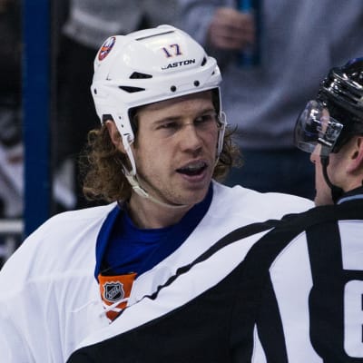 Matt Martin med domare.