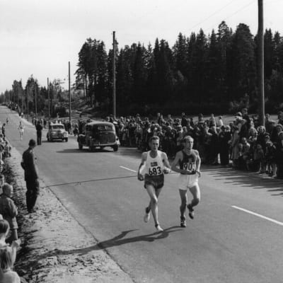 Emil Zatopek och Gustaf Jansson springer maraton, OS 1952.