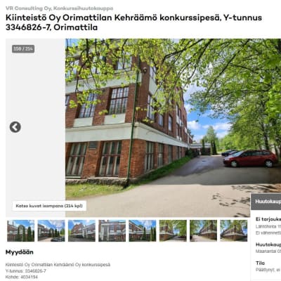 Verkkosivuilta otettu kuvakaappaus, jossa on tekstiä ja kuva puiden katveessa olevasta tiilirakennuksesta ja sen eteen pysäköidyistä autoistsa.