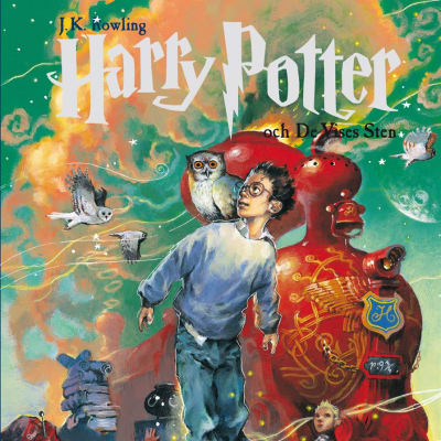Bokomslaget till Harry Potter och de vises sten. På bilden finns bland annat en svävande pojke med glasögon, två ugglor och ett rött lok.