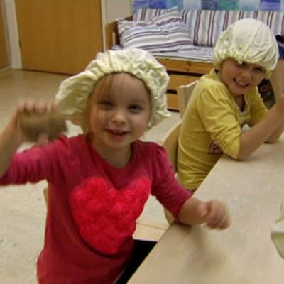 Barn på Språkbadsdaghemmet Sälen på Drumsö i Helsingfors