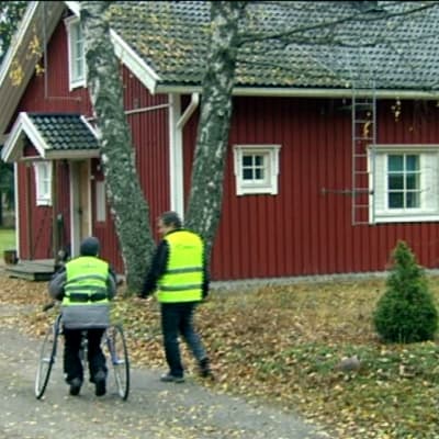 Person med funktionsnedsättning och dennes personliga assistent på promenad.