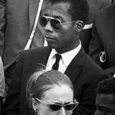 Kirjailija James Baldwin (keskellä)