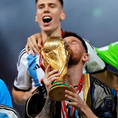 Lionel Messi lyfter VM-pokalen.