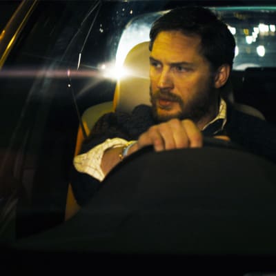 Ivan Locke (Tom Hardy) auton ratissa elokuvassa Locke