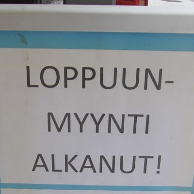 Mikkelin kaduilla voi havaita useita ilmoituksia loppuunmyynneistä.