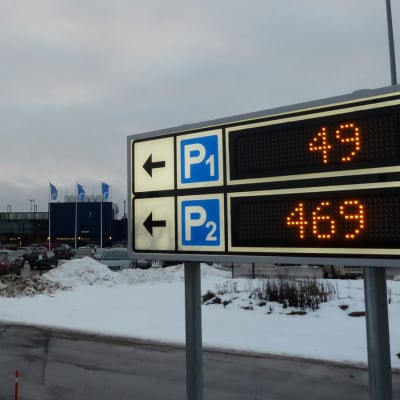 Oulun lentoaseman pysäköintialue