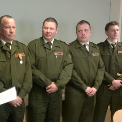 Juha Hietala (vas.) Kuusamon rajavartioaseman päällikkö.