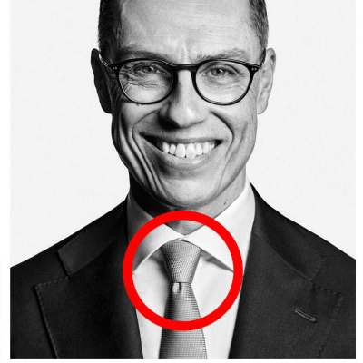 Två svartvita bilder av en leende president Alexander Stubb. Ovanför den till vänster står det "Officiell bild", ovanför den till höger står det "Manipulerad bild". På den manipulerade bilden markerar en röd cirkel runt kravatten var bilden manipulerats.