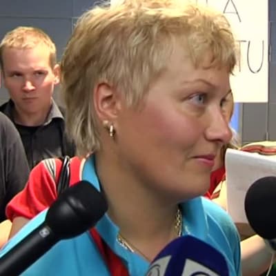 Olympiavoittaja Satu Mäkelä-Nummela haastattelussa lentokentällä palattuaan kotiin Pekingistä 2008.
