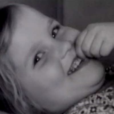 Ote Hyrrä-ohjelmasta: hymyilevä tyttö lastenkodissa (1973).