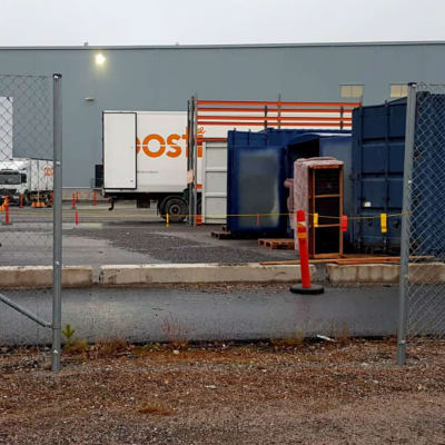 Ett hål i det staket som är runt Postens logistikcentral i Lundo under poststrejken i november. 