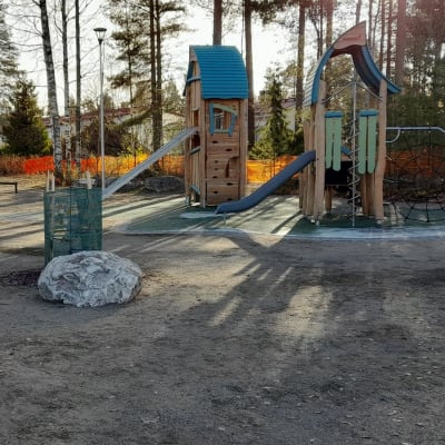 Karuselli, keinuja ja liukumäkiä uusitussa leikkipuistossa Kuopion Petosella.