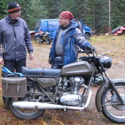 Arto Koponen ja Heikki Kokki sekä vuoden 1973 Condor. Taustalla myös Husqvarnan mopo ja motocross-pyörä sekä sivuvaunu MZ.