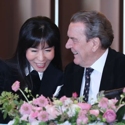 Saksan entinen liittokansleri Gerhard Schröder uuden elämänkumppaninsa Kim So-yeonin kanssa tammikuussa 2018.