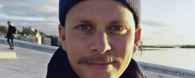 man med mössa på huvudet