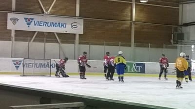 tolkis bollklubb spelar ishockey mot Storbritanniens universitetslandslag i ishockey i Vierumäki 21.06.15