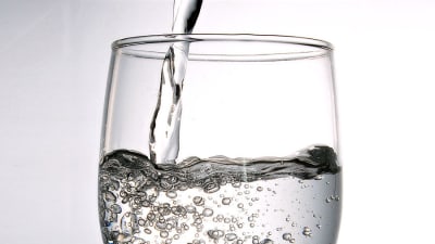 vatten i ett glas