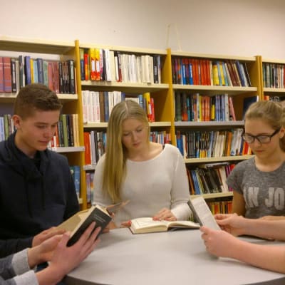 Claes Karlsson, Max Nurmi, Jenny Isaksson, Fanny von Schantz och Nikke Saarinen har läsdag. Saarinen har valt en bok om homosexuella som dödades i Auschwitz.