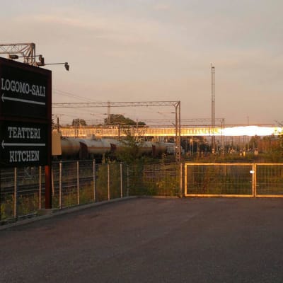 I dag finns en fotgängarbro över järnvägen, men den är en bit från Logomo