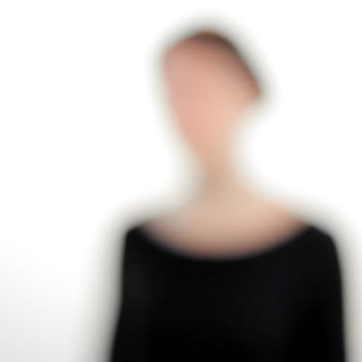 Naishahmo valkoista taustaa vasten