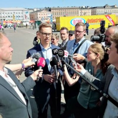 Alexander Stubb informerar pressen på,Salutorget i Helsingfors.