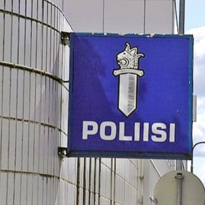 Polisens skylt utanför polishuset i Tammerfors.