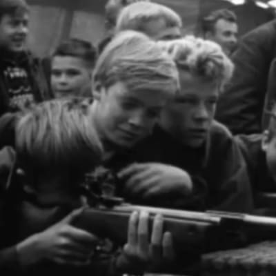 Pojkar skjuter på marknaden på Kristinestad, 1964
