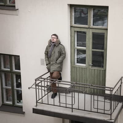 Peter Sjöholm på en balkong