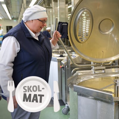 Paula Kolppanen-Valli visar hur dagisbarnens äppelkräm tillagas i Espoo caterings nya storkök i Kilo.