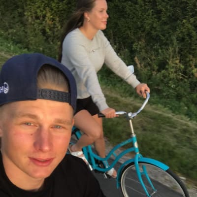 Remi Lindholm och flickvännen Katariina på cykeltur.