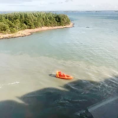 En räddningsbåt utanför Viking Amorella som gått på grund utanför Åland den 20 september.