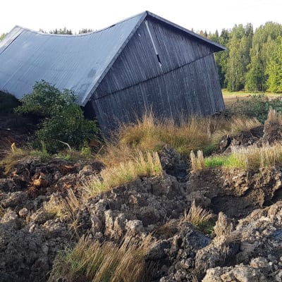 Maanvyörymän siirtämä lato Paimiossa