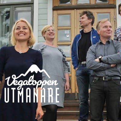 Fem personer står på en hustrappa.