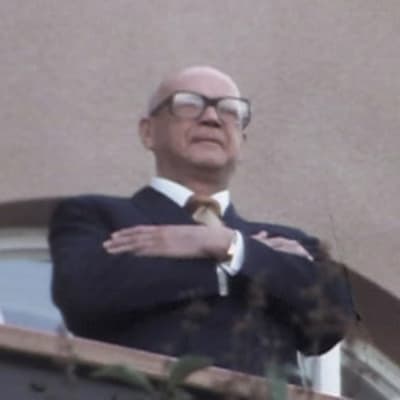 Urho Kekkonen Tamminiemen parvekkeella 75-vuotissyntymäpäivänsä aamuna.