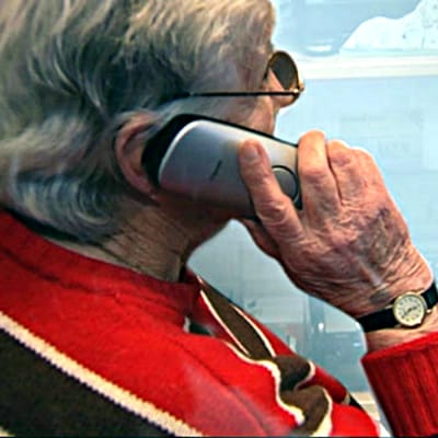 Äldre kvinna pratar i telefon.