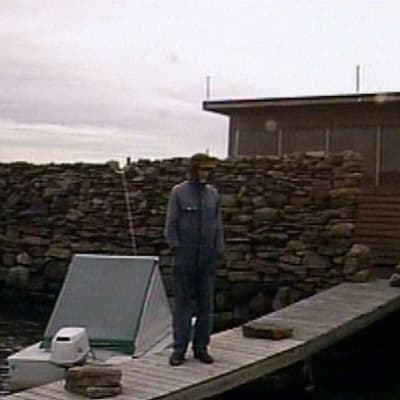 Porilainen Osmo Vargelin itse rakentamansa saaren laiturilla.