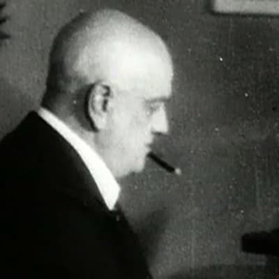 Jean Sibelius soittaa flyygeliään Ainolassa (1945).