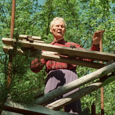 Johan Venninen rakennustelineillä.