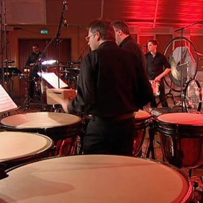 Norjan radio-orkesterin perkussiokokoonpano esittää Christopher Rousen teosta Bonham