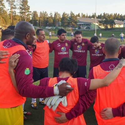 FC Slimmits spelare samlade i en ring före en match.