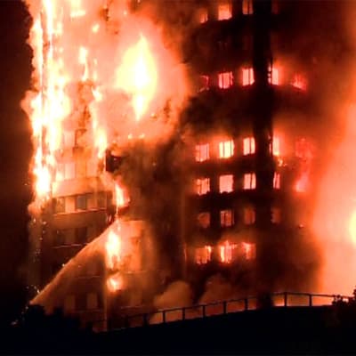 Brand i 27 våningar högt bostadshus i London den 14 juni 2017.