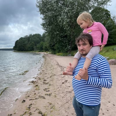 Elias Vartio med sin dotter Vilde i Lappvik. 