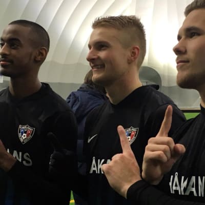 Muse Yoonis, Mikko Kuningas och Benjamin Källman poserar.