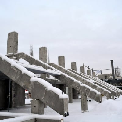 Läktare byggs vid Vasa fotbollsstadion.
