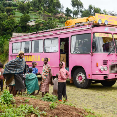 Bild på rosa bussen i Uganda