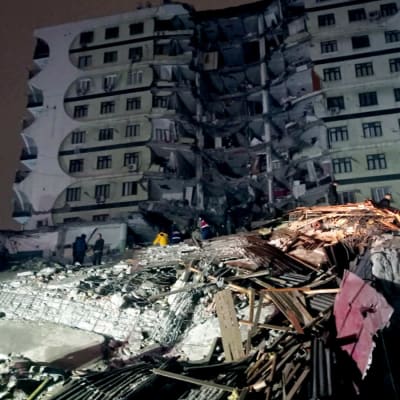 Flervåningshus i Diyarbakir i Turkiet efter jordbävningen i Turkiet och Syrien den 6 februari 2023.